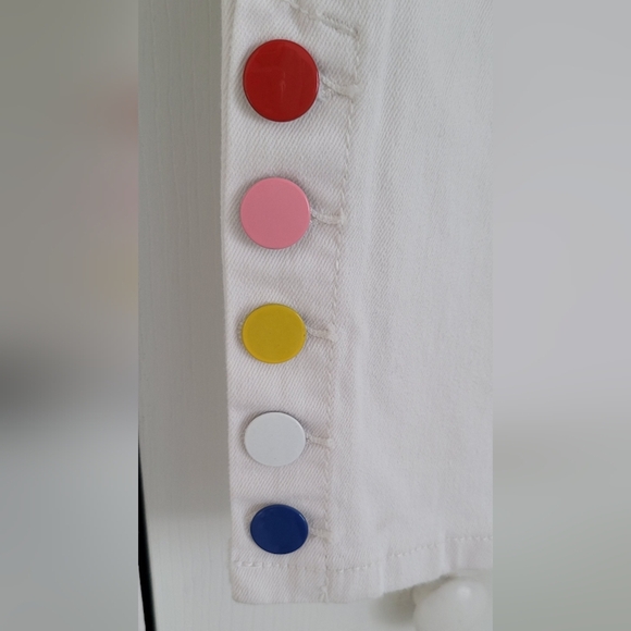 Baccini White Ankle Cropped Jeans with Fun colorful buttons Size 6 - Picture 2 of 4